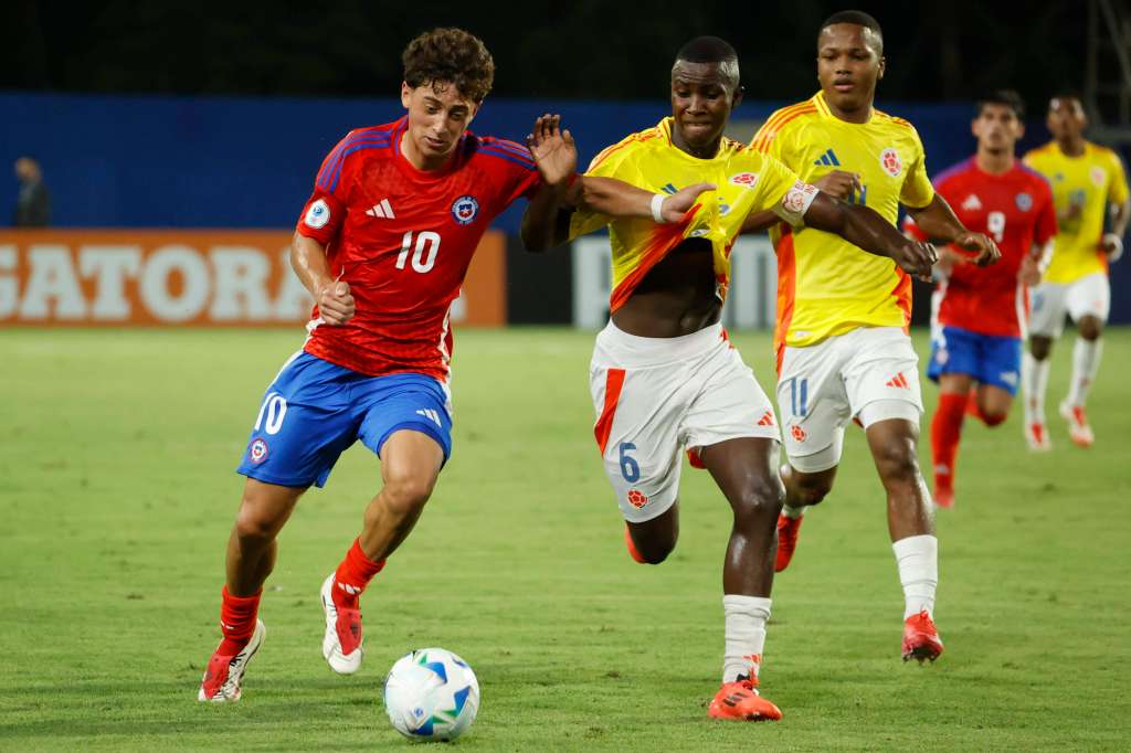 AMDEP4414. MONTERIA (COLOMBIA), 27/03/2025.- Cristian Camilo Orozco (d) de Colombia disputa un balón con Zidane Yáñez de Chile este jueves, en un partido de fase de grupos del Campeonato Sudamericano Sub-17 ente las selecciones de Colombia y Chile en el estadio Jaraguay de Montería (Colombia). EFE/ Mauricio Dueñas Castañeda