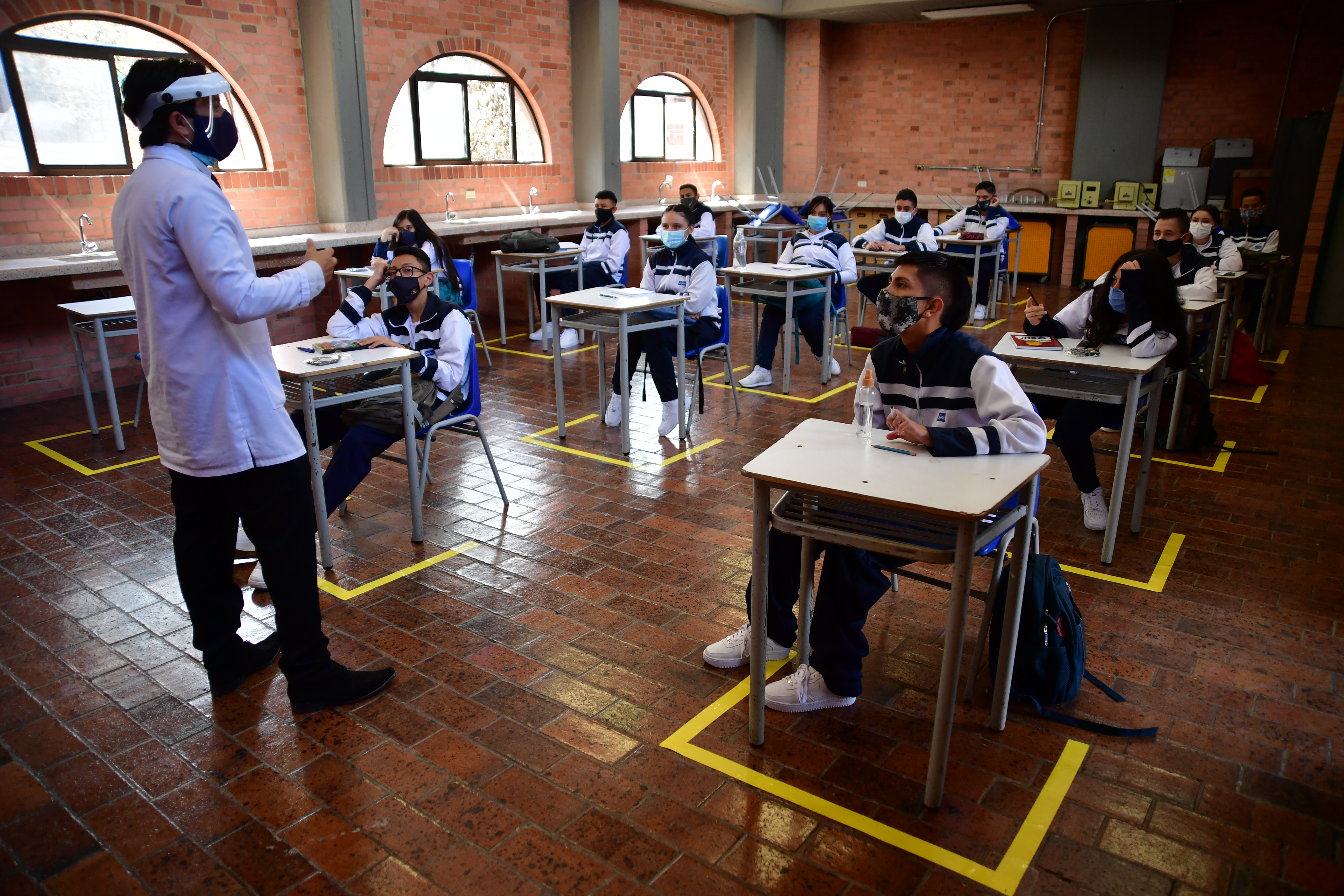 Estudiantes regresan a clases presenciales en los colegios públicos de Bogotá, durante la pandemia por Covid-19.