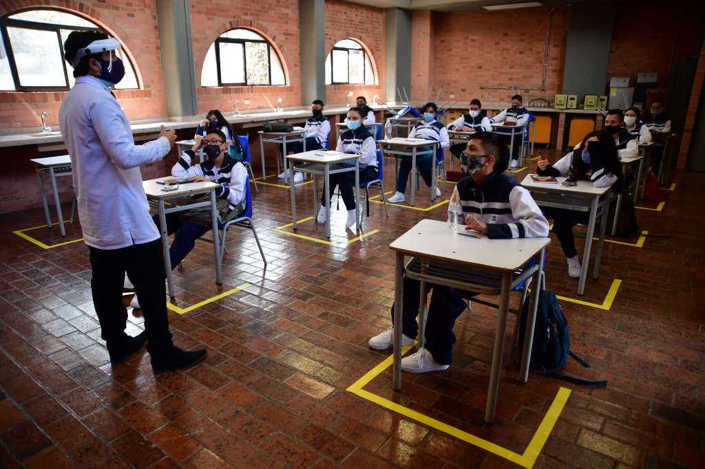 Estudiantes regresan a clases presenciales en los colegios públicos de Bogotá, durante la pandemia por Covid-19.