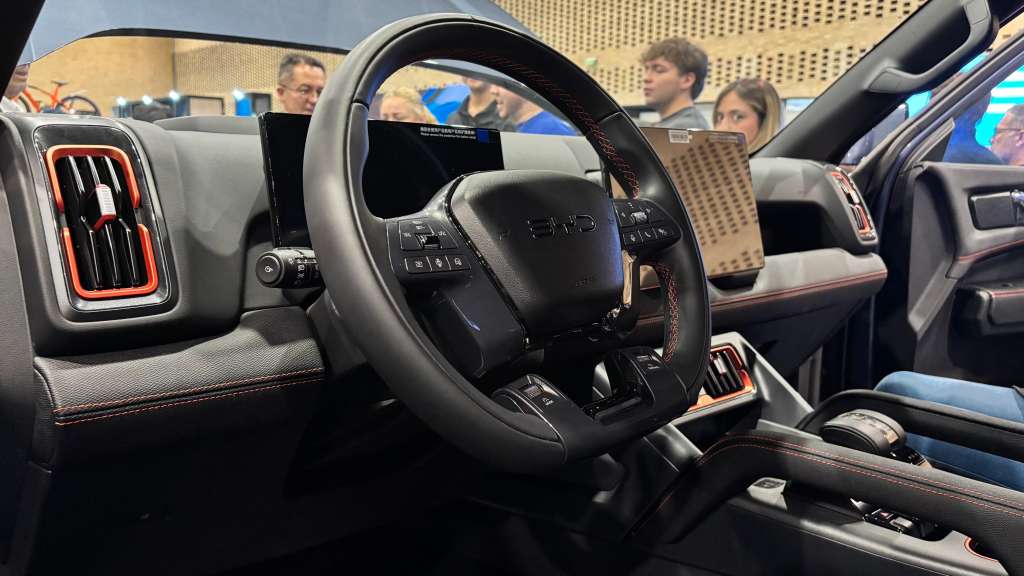 destacan un panel de instrumentos LCD de 10,25′', una pantalla táctil de 12,8′' con rotación eléctrica, tres modos de manejo —Sport, Confort y ECO— y cuatro modos Off Road —lodo, arena, nieve y montaña—.