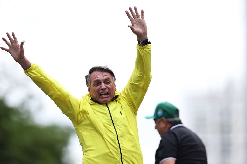 FOTODELDÍA AME6316. SAO PAULO (BRASIL), 06/04/2025.- El expresidente de Brasil, Jair Bolsonaro, participa en una manifestación este domingo, en la Avenida Paulista en Sao Paulo (Brasil). Bolsonaro, enjuiciado penalmente por golpe de Estado, dijo durante una multitudinaria manifestación que convocó en la ciudad de São Paulo, que está siendo perseguido como ocurrió con Donald Trump, en Estados Unidos, y con Marine Le Pen, en Francia. EFE/ Isaac Fontana