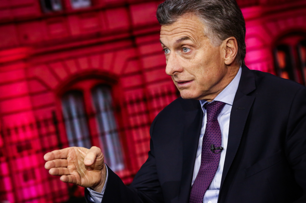 El gobierno argentino anuncia fuertes medidas de austeridad para tratar de estabilizar la economía. / Bloomberg News