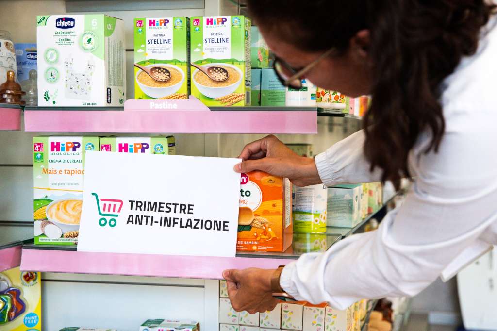Rome (Italy), 02/10/2023.- Signs with the tricolor trolley logo of the Government's 'Anti-inflation Quarter' initiative are displayed at certain products in a pharmacy, in Rome, Italy, 02 October 2023. Italian Premier Giorgia Meloni and Business and Made in Italy Minister Adolfo Urso on 28 September had signed a pact for an 'anti-inflation quarter' with representatives of Italian retail, distribution and industry associations. The pact features a 'shopping cart' of controlled, low-price basic necessities available to consumers from 01 October until 31 December. 'This pact is an instrument which we will use to work together to lower prices on the major widely consumed goods,' Meloni said after signing the pact at the premier's office at Palazzo Chigi in September. (Italia, Roma) EFE/EPA/ANGELO CARCONI