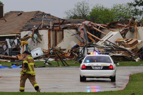 Paso de tornados por Texas deja seis muertos y un centenar de heridos