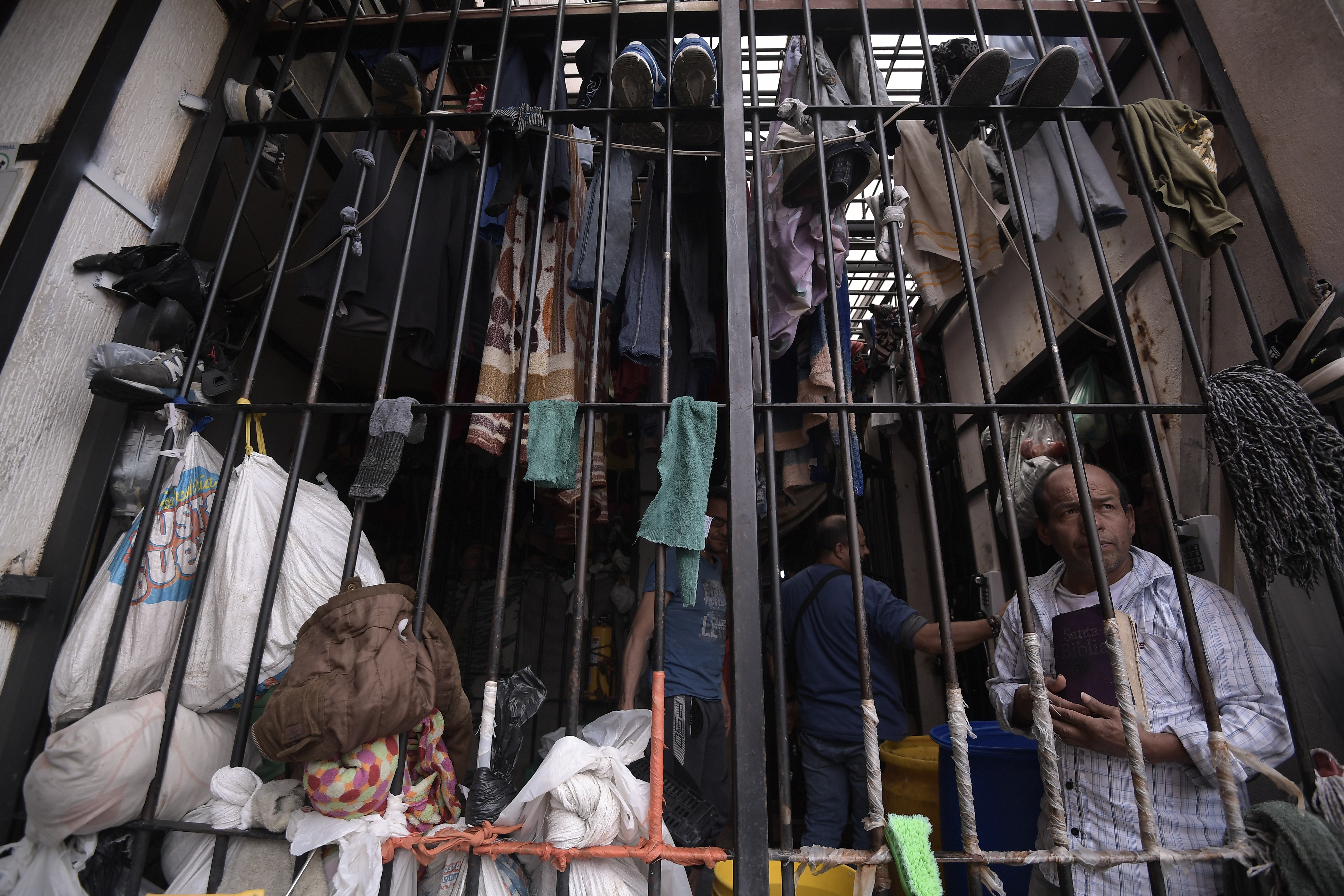 La Corte Constitucional realizó una inspección judicial a estaciones de policía del sur de Bogotá para poner en evidencia la crítica situación de la población privada de la libertad. Esta es la primera de varias visitas que se realizarán en el territorio nacional.