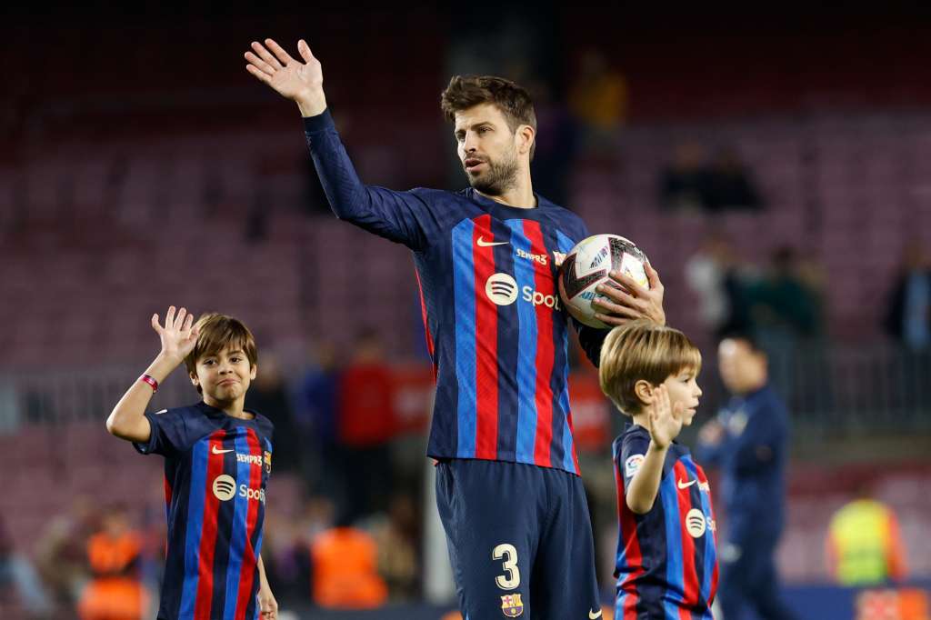 BARCELONA, 05/11/2022.- El defensa del Barcelona Gerad Piqué y sus hijos Milán y Sasha, al término del encuentro de la decimotercera jornada de LaLiga entre el FC Barcelona y el UD Almería disputado este sábado en el Camp Nou, en Barcelona. EFE/Toni Albir