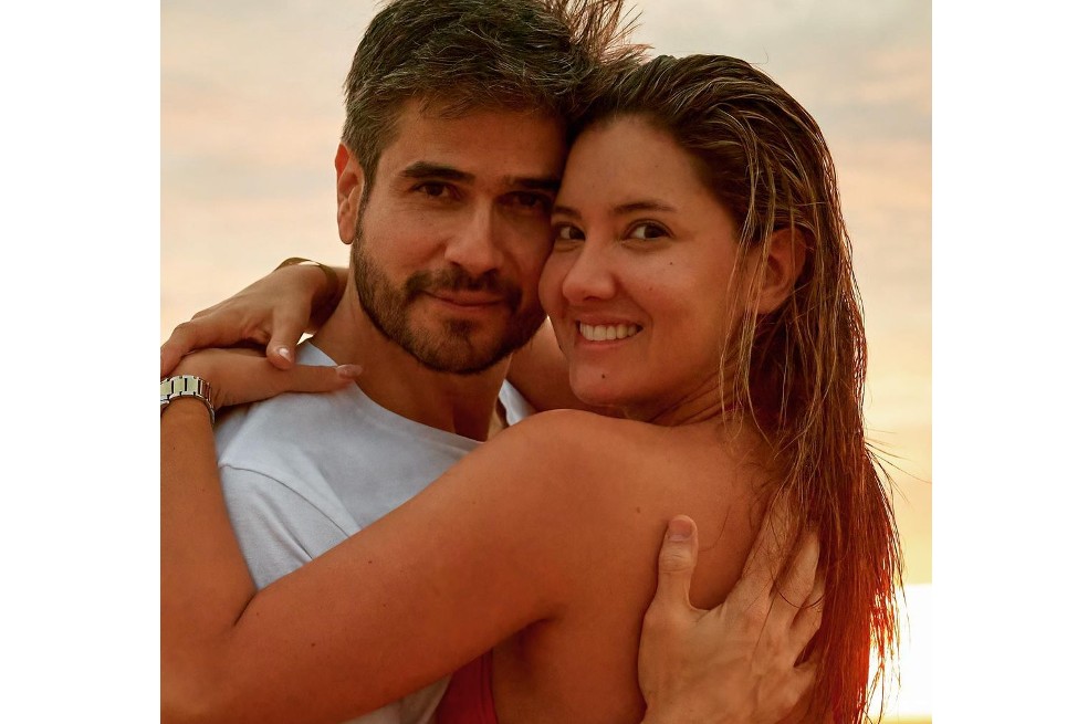 Recientemente se especuló en redes sociales que la pareja ya se habría casado por un particular anillo que lucía Daniella Álvarez. Sin embargo, el actor habló en una entrevista y dijo que no convertiría ese tema en algo mediático.  “Yo no quiero entrar en ese juego de ‘se van a casar, van a ser papás’ porque eso no se vale. Eso es una decisión muy privada y personal, y yo hablar de los hijos o del anillo sería ir en contra de mis principios y de como pienso”.