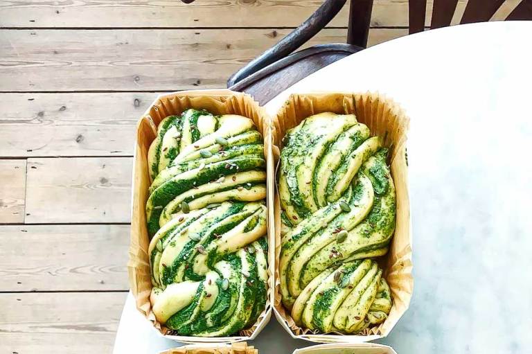 Pan pesto, una receta original para tus mañanas