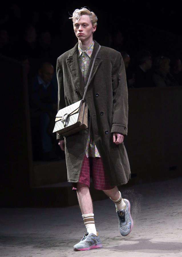 El "show", bautizado como "Masculino plural", quiere dejar atrás los "estereotipos tóxicos que moldean la identidad masculina", según ha explicado Gucci en una nota compartida en las redes sociales.Michele, director creativo de la marca florentina, celebra con este pase el quinto aniversario de su primera pasarela de moda masculina, y lo hace con un desfile "co-ed", en el que participan también modelos femeninas.Esta innovación, que presentó Gucci en 2017, une la moda masculina y femenina, algo que Michele presentó en su momento ante la prensa como el resultado de su "forma de ver el mundo", aunque entendía que "podía no ser un camino fácil".La nueva colección combina el clasicismo de algunas prendas, especialmente en el calzado, con un estilo vintage ochentero, marcado por los pantalones campana y prendas que apelan al estilo andrógino que popularizó David Bowie.