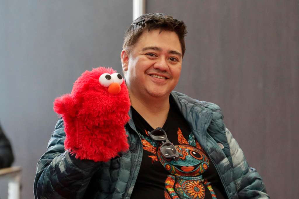 AME9183. BOGOTÁ (COLOMBIA), 27/06/2025.- El actor de doblaje mexicano, que interpreta a Krilin en Dragon Ball y a Elmo para Latinoamérica, Eduardo Garza, habla durante una rueda de prensa en el primer día de 'Comic Con Colombia' este viernes, en Bogotá (Colombia). EFE/ Carlos Ortega
