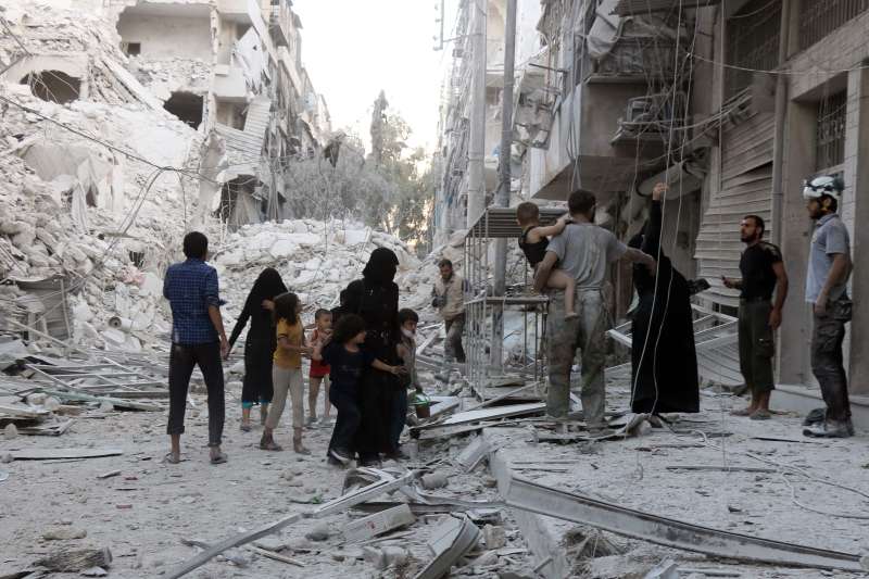 Una familia siria huye de este barrio de Alepo, en donde los bombardeos no cesan. /AFP