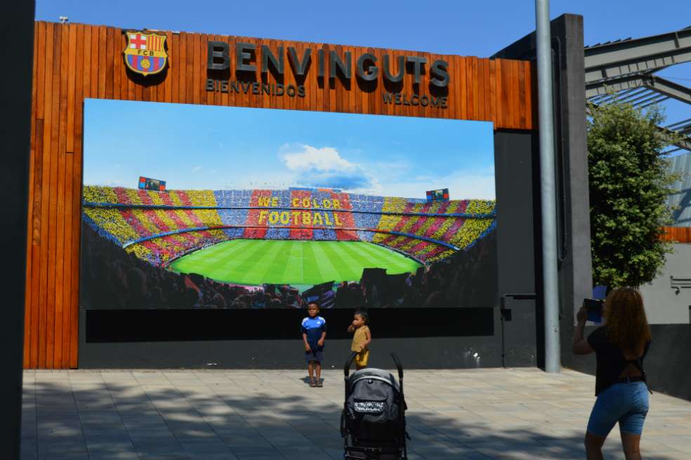 Algunas personas acudieron al Camp Nou para tomarse fotografías antes del encuentro entre Barcelona y Napoli.