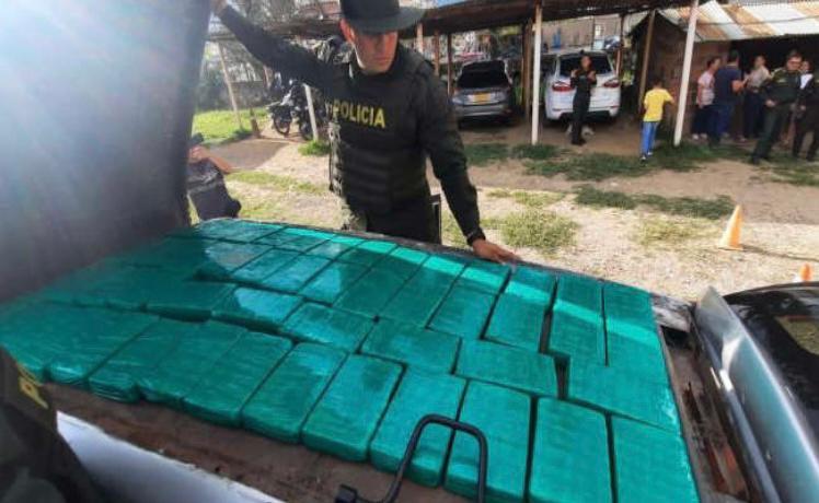 Así era la narcocamioneta con cocaína en el techo que encontraron en vía a Bogotá