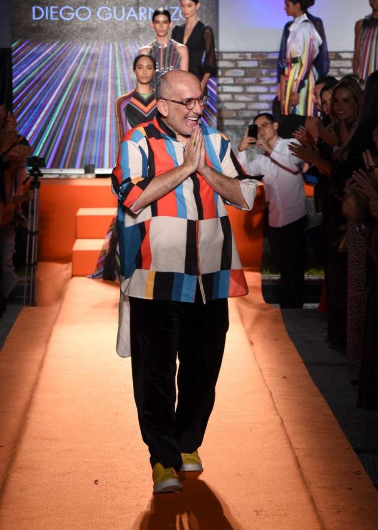 La colección VILLARRICA de Diego Guarnizo, que nace del alma de su pueblo, es una celebración de todo lo que ha inspirado su carrera: la luz, los colores, las tradiciones y el orgullo de ser tolimense.