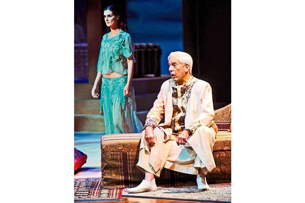 Vargas Llosa en 2011 ,como actor de su obra ‘Las mil noches y una noche’, en la que, acompañado de una bella Sherezada, interpretó al rey Sahrigar en el mismo Palacio de Bellas Artes de Ciudada de México donde esta semana se hizo el homenaje póstumo a Gabriel García Márquez. / EFE