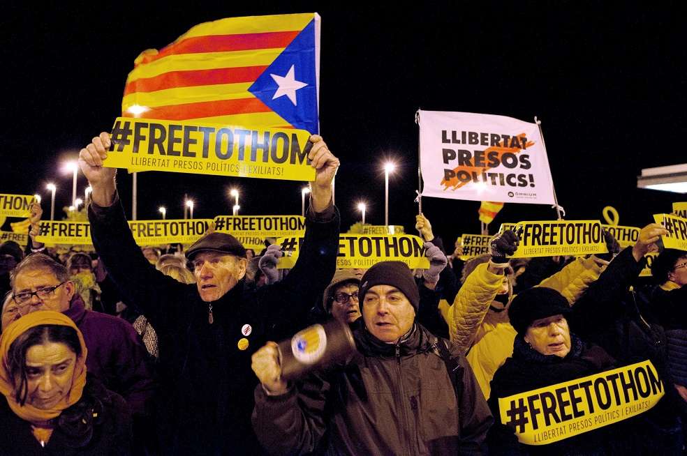 Concentración unitaria del independentismo ante la cárcel de Puig de les Basses, en Figueres. / EFE