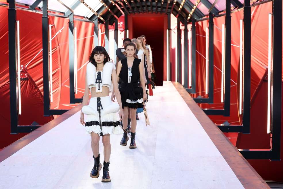 La colección Primavera - Verano 2023 de la marca propone prendas exageradas y futuristas.