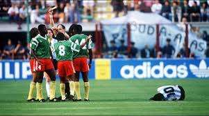 Maradona en el piso, luego de una agresión de uno de los jugadores de Camerún en la Copa del Mundo de Italia 90. / Cortesía