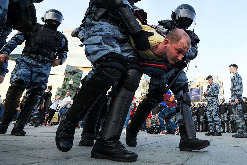 La policía rusa detiene a un protestante durante las manifestaciones del pasado 27 de julio. / AFP