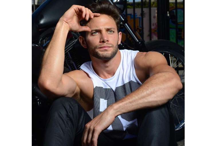 Gabriel Coronel y Daniela Ospina están disfrutando de las mieles del amor. En entrevista con People en Español, la nueva pareja del entretenimiento reveló que se conoció en octubre, gracias a una amiga en común, y desde entonces, quedaron completamente flechados.