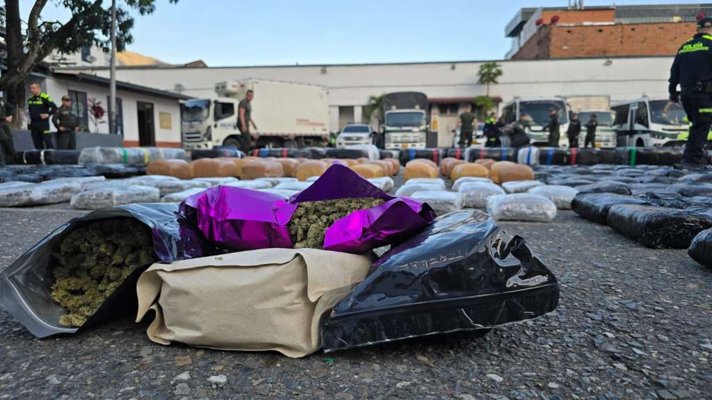 Las tres toneladas de marihuana incautadas en Bello iban a ser dosificadas en más de tres millones de dosis, lo que habría generado ingresos ilegales de aproximadamente 7.500 millones de pesos.