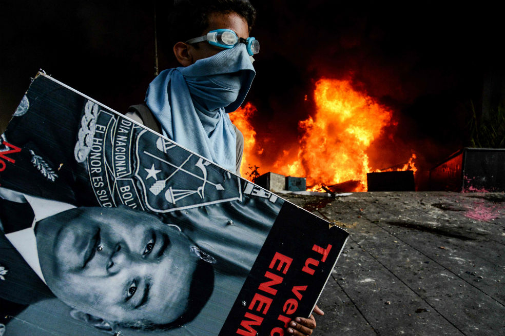 Manifestantes al frente del edificio del Tribunal Supremo de Justicia. / AFP