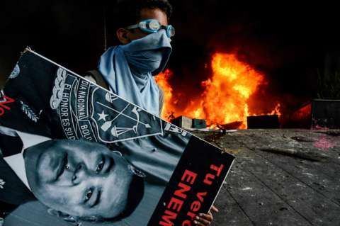 Manifestantes queman edificio del Tribunal Supremo en Caracas