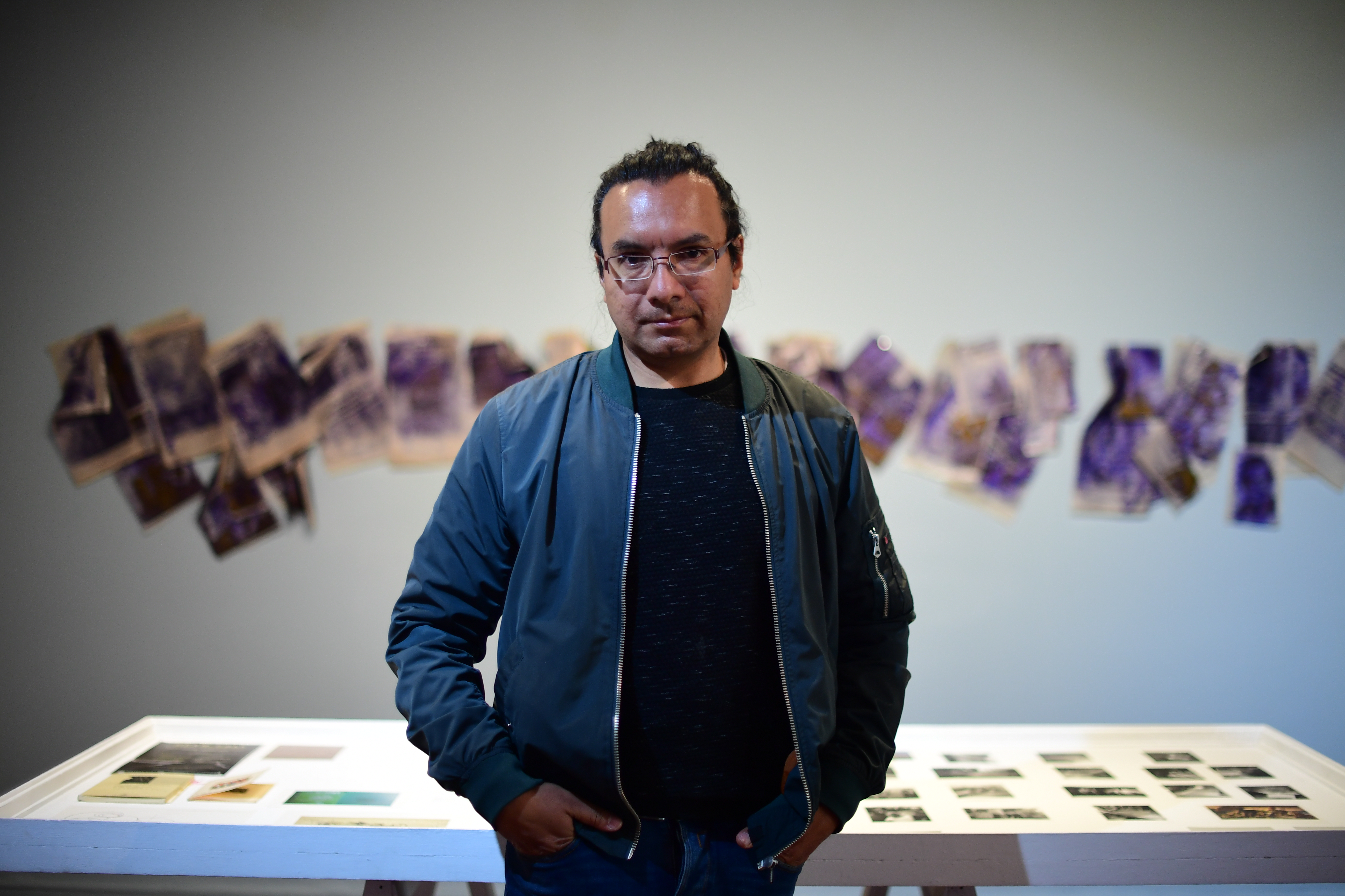 Eduard Moreno se centró en tres ediciones de la revista “Cromos” para  su obra “Fuera de sí”.