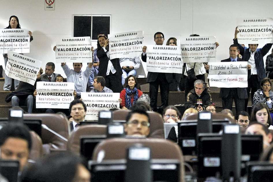 Habitantes de Engativá protestaron porque se les estaba cobrando la valorización de andenes de la calle 94. / Archivo