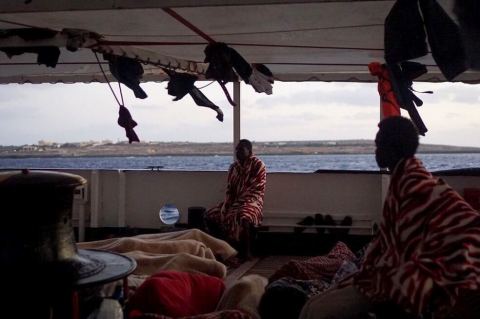 Open Arms permanece a la deriva a falta de un país que permita el desembarco de migrantes