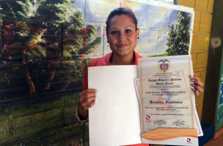 Ivón Rodríguez con su diploma de bachiller