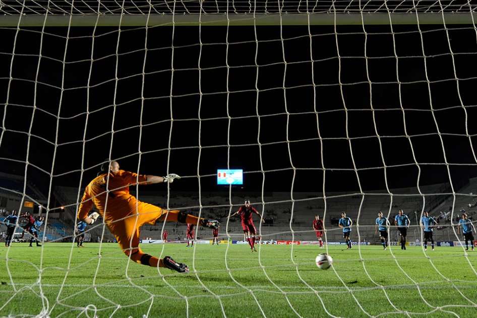 Cristian Benavente de Perú marca de penalti un gol a Uruguay. / AFP