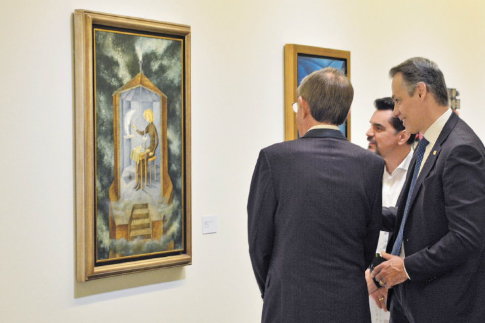 Los visitantes disfrutan y comentan la exposición. / Fotos: Luis Benavides