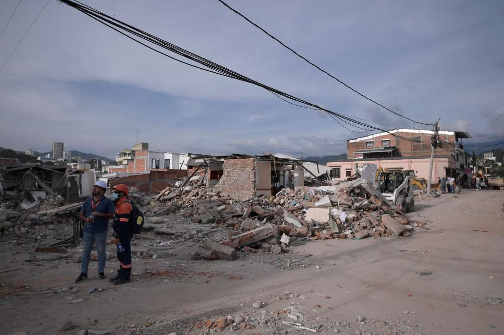 Rescatistas profesionales, acompañados por voluntarios y fuerza pública, retiran escombros y buscan sobrevivientes el 12 de agosto, tercer día del terremoto de 7.4 que azoto varias regiones de Colombia.