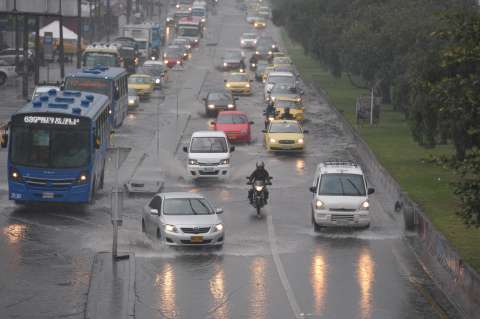 Fuertes lluvias en Bogotá causaron caos en movilidad y retrasos en El Dorado