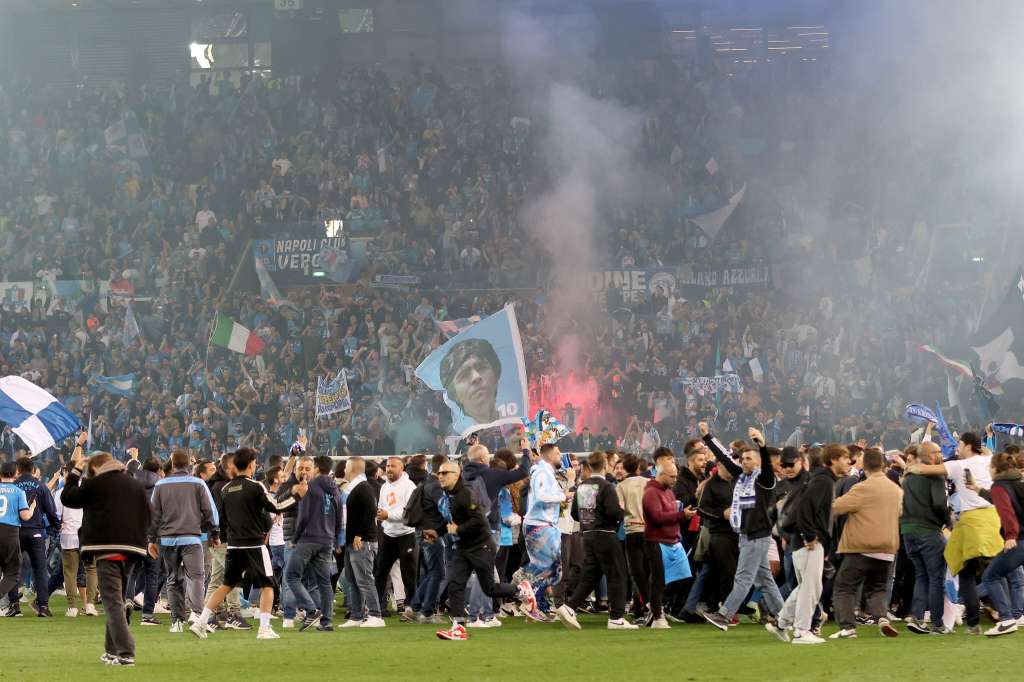 Udine (Italy), 04/05/2023.- Napoli'Äôs supporters celebrate following the Italian Serie A soccer match Udinese Calcio vs SSC Napoli at the Friuli - Dacia Arena stadium in Udine, Italy, 04 May 2023. Napoli sealed their third-ever Serie A championship after a 1-1 draw at Udinese. (Italia) EFE/EPA/GABRIELE MENIS