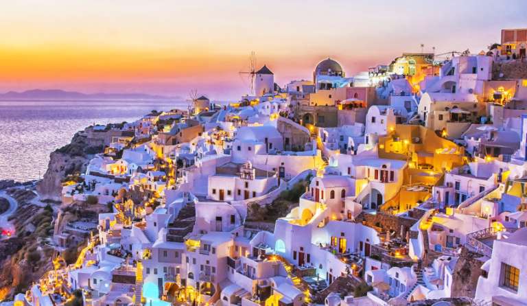 9. Santorini, cuando el sol se oculta entre las islas griegas: otro mágico y romántico atardecer imprescindible es el de Santorini. Esta isla del mar Egeo combina a la perfección paisajes de ensueño y visitas culturales en las que uno puede sentirse como una auténtica divinidad de la Antigua Grecia.
De hecho, el toque romántico de las islas griegas no es casualidad, ya que suele ser el destino habitual para numerosas lunas de miel.