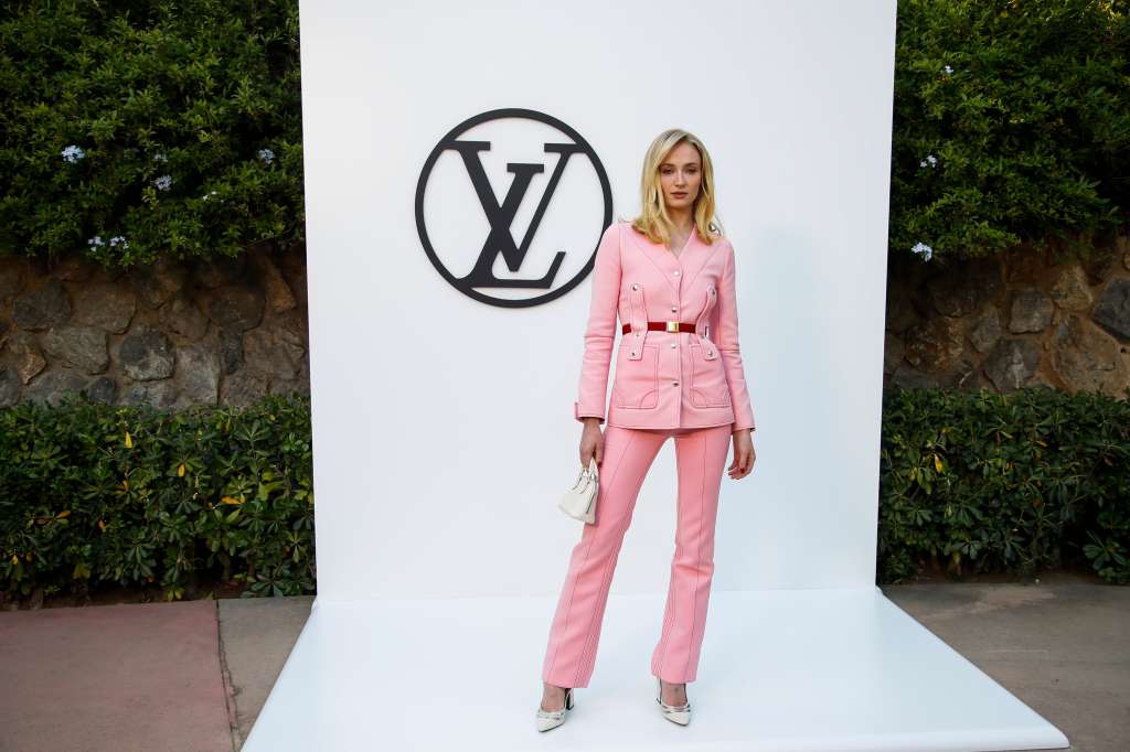 BARCELONA, 23/05/2024.- La actriz británica Sophie Turner posa en la presentación este jueves en el Park Güell de la colección 'Crucero 2025' de La 'maison' francesa de moda Louis Vuitton, diseñada por el creativo Nicholas Ghesquière, en una cita que reune a personalidades y actrices de Hollywood, además del dueño de LVMH, Bernard Arnault, el hombre con la mayor fortuna del mundo. EFE/ Marta Pérez