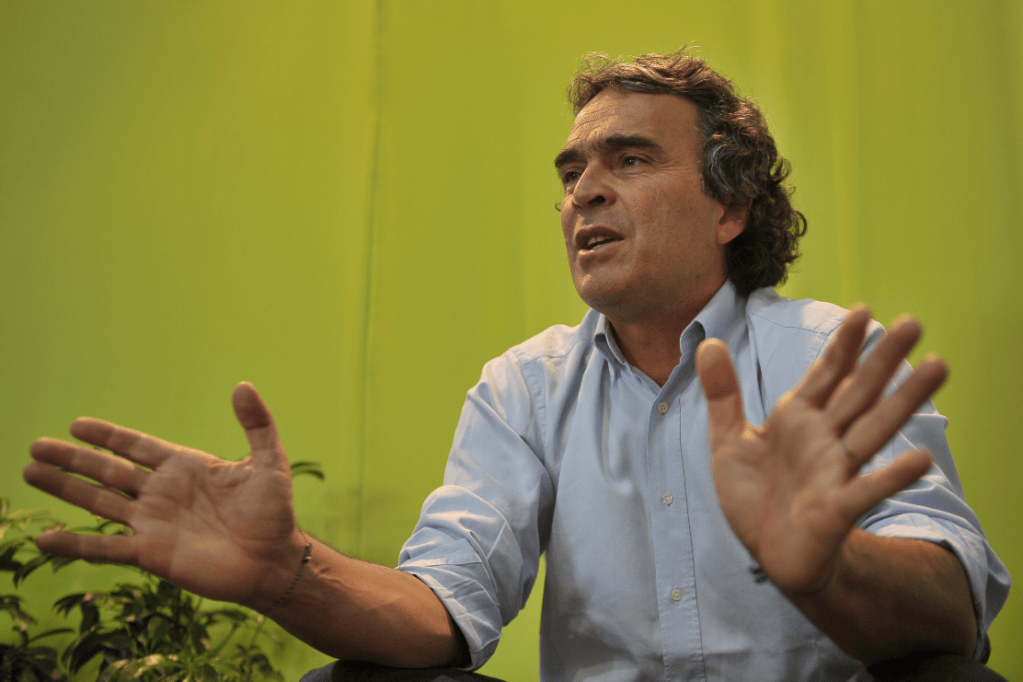 A Fajardo se le criticó en la segunda vuelta presidencial por no definirse entre Duque o Petro, criticándolo de "tibio". / Gustavo Torrijos - El Espectador