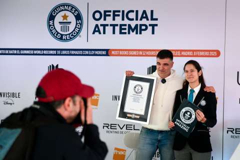 El escritor Eloy Moreno firma 11.088 libros en doce horas: bate el récord Guinness