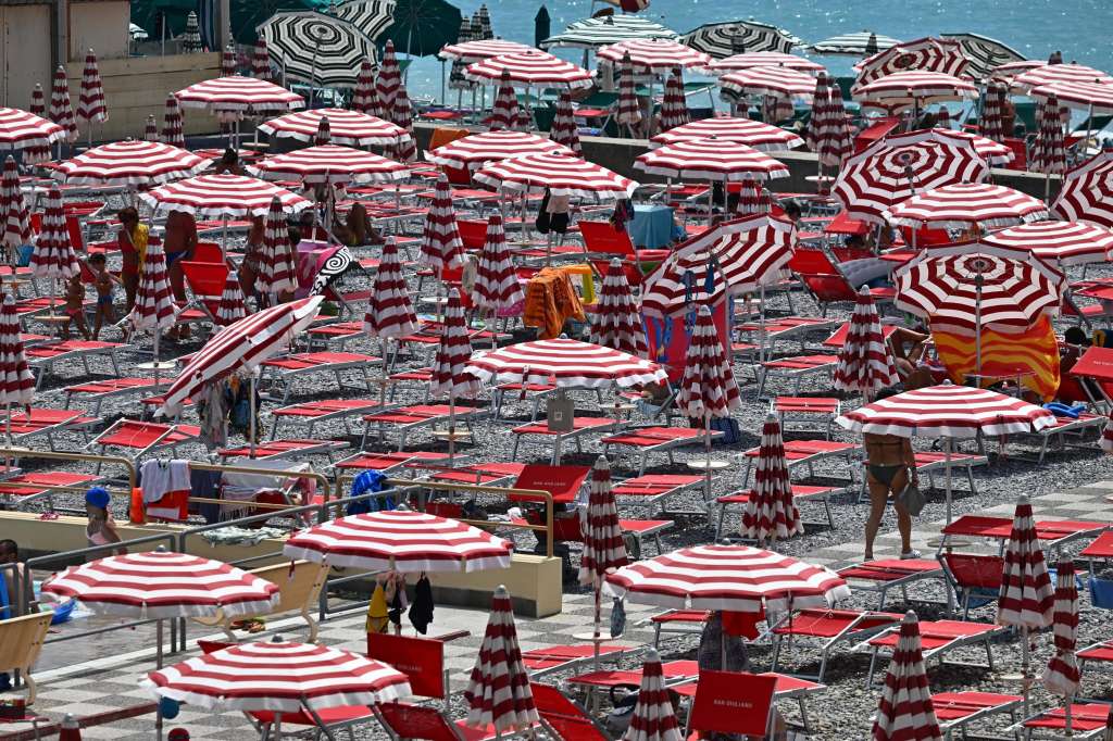 Génova (Italia), 20/07/2023.- Bañistas buscan refugio del sol en una playa de Génova, Italia, este jueves, mientras el sur de Europa sigue sofocando el calor.EFE/LUCA ZENNARO