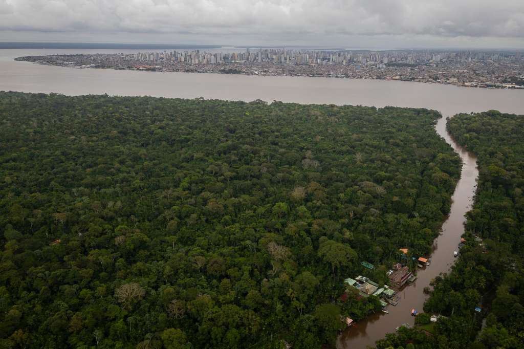 ACOMPAÑA CRÓNICA: BRASIL COP30 CLIMA AME4497. BELEM (BRASIL), 02/05/2025.- Fotografía aérea del 23 de abril de 2025 de la isla de Combú, región de la ciudad de Belém (Brasil). Belém acogerá en noviembre la próxima Conferencia sobre el Cambio Climático de la ONU (COP30), quiere mostrar al mundo que el desarrollo económico es compatible con la preservación de la Amazonía, aunque el crecimiento demográfico y el cambio climático desafían esa conciliación. EFE/ Isaac Fontana
