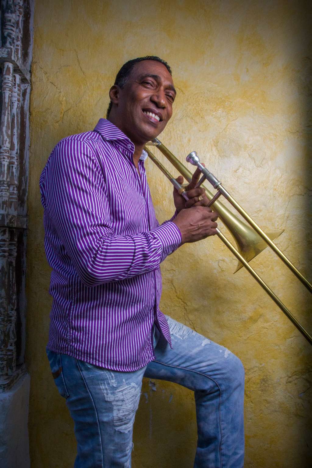 El músico cartagenero Oscar el “Gato” Urueta participó en La Protesta de Colombia, orquesta que cumple 50 años. / Cortesía