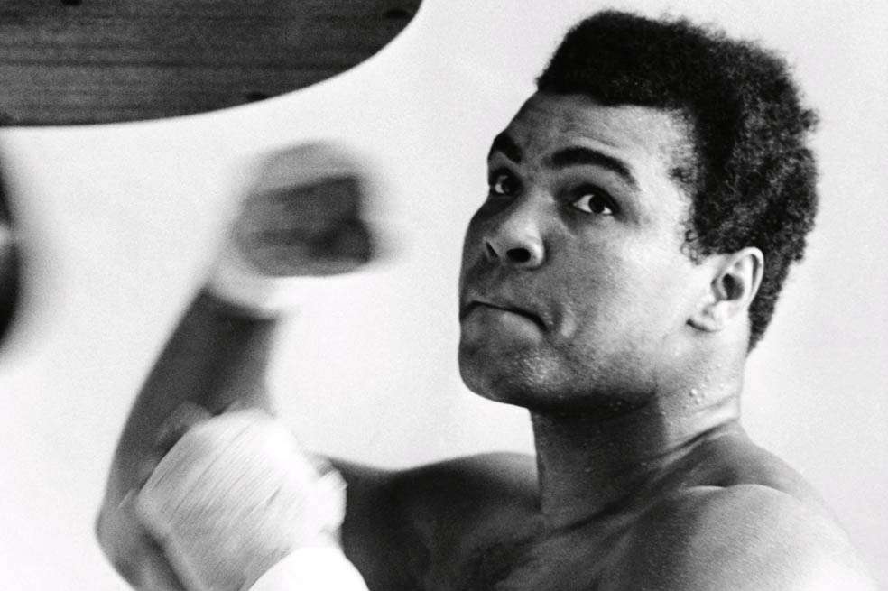 El 26 de junio de 1979, a sus 36 años, en una carta dirigida a la AMB, Mohammed Ali anunciaba la renuncia a su título mundial y su retiro del boxeo. / Getty Images