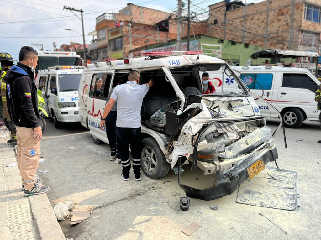Dos heridos tras accidente entre ambulancia y camión de oxígeno en Bosa.