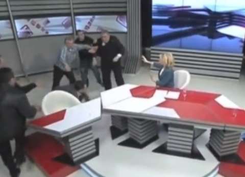 A los puños en debate político en la televisión rusa