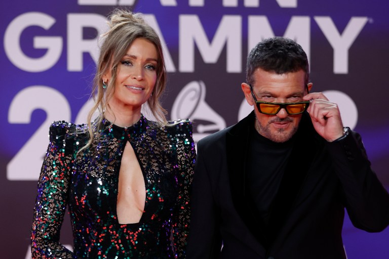 Los Latin Grammy premian a Antonio Banderas por su apuesta por la música y el arte
