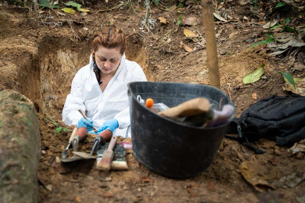 Poco más de 30 minutos, sobre las 10:10 de la mañana, el equipo forense de la Unidad de Búsqueda realizó el primer hallazgo: una prenda de ropa con tonos verdes atada a una soga.