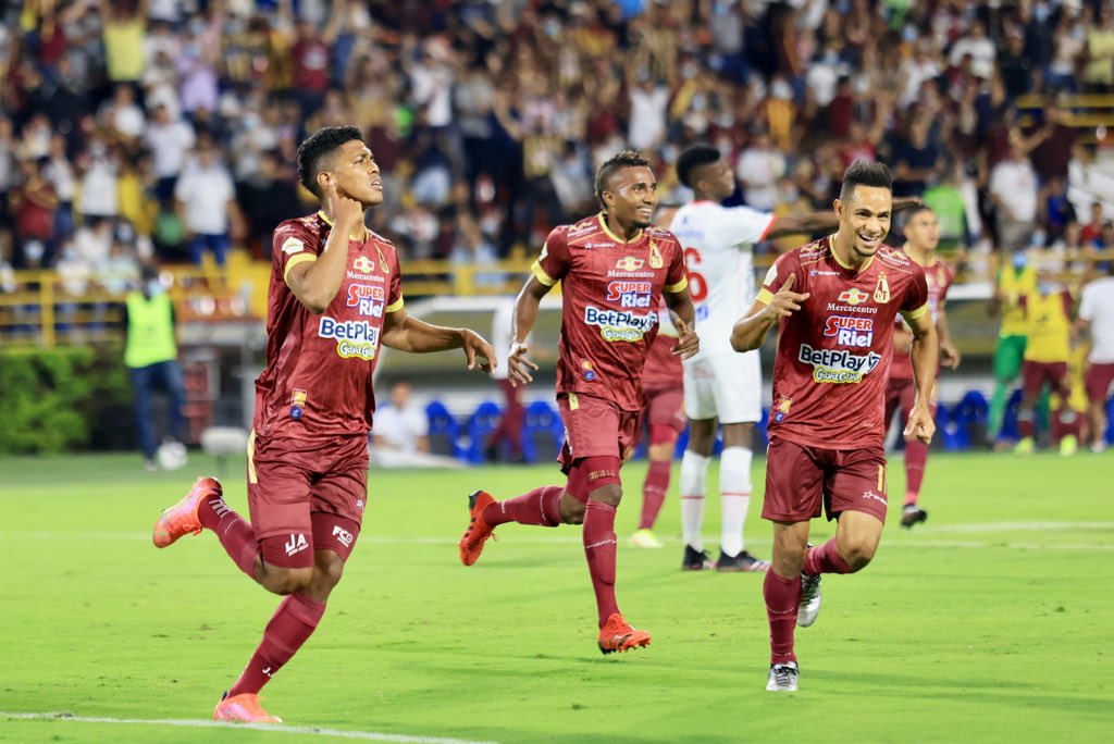 Los jugadores del Tolima celebran uno de los goles que anotaron este jueves en el estadio Manuel Murillo Toro.