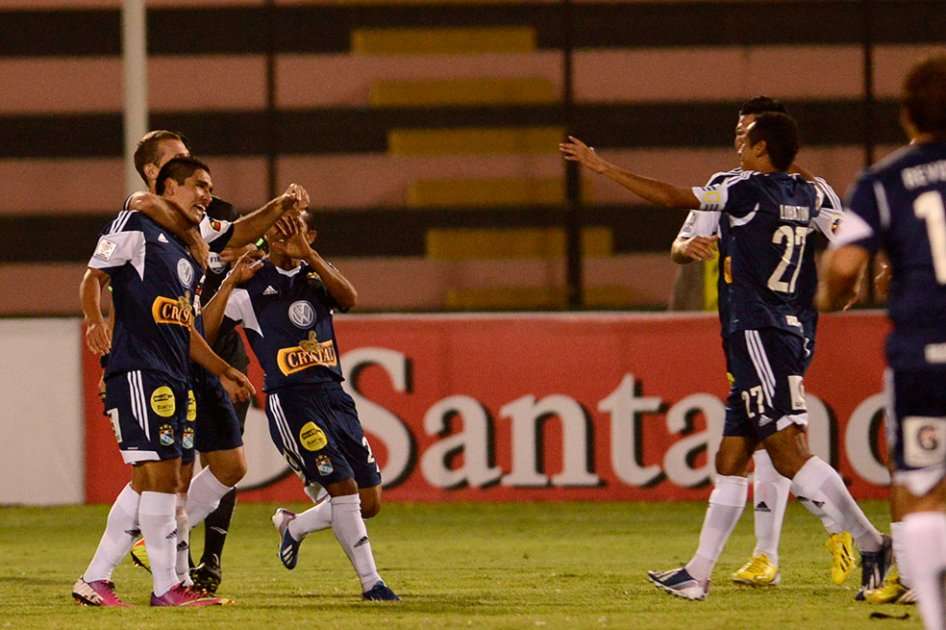 El jugador del Sporting Cristal de Perú Irven Avila (i) celebra con sus compañeros después de anotar un gol ante el Palmeiras.